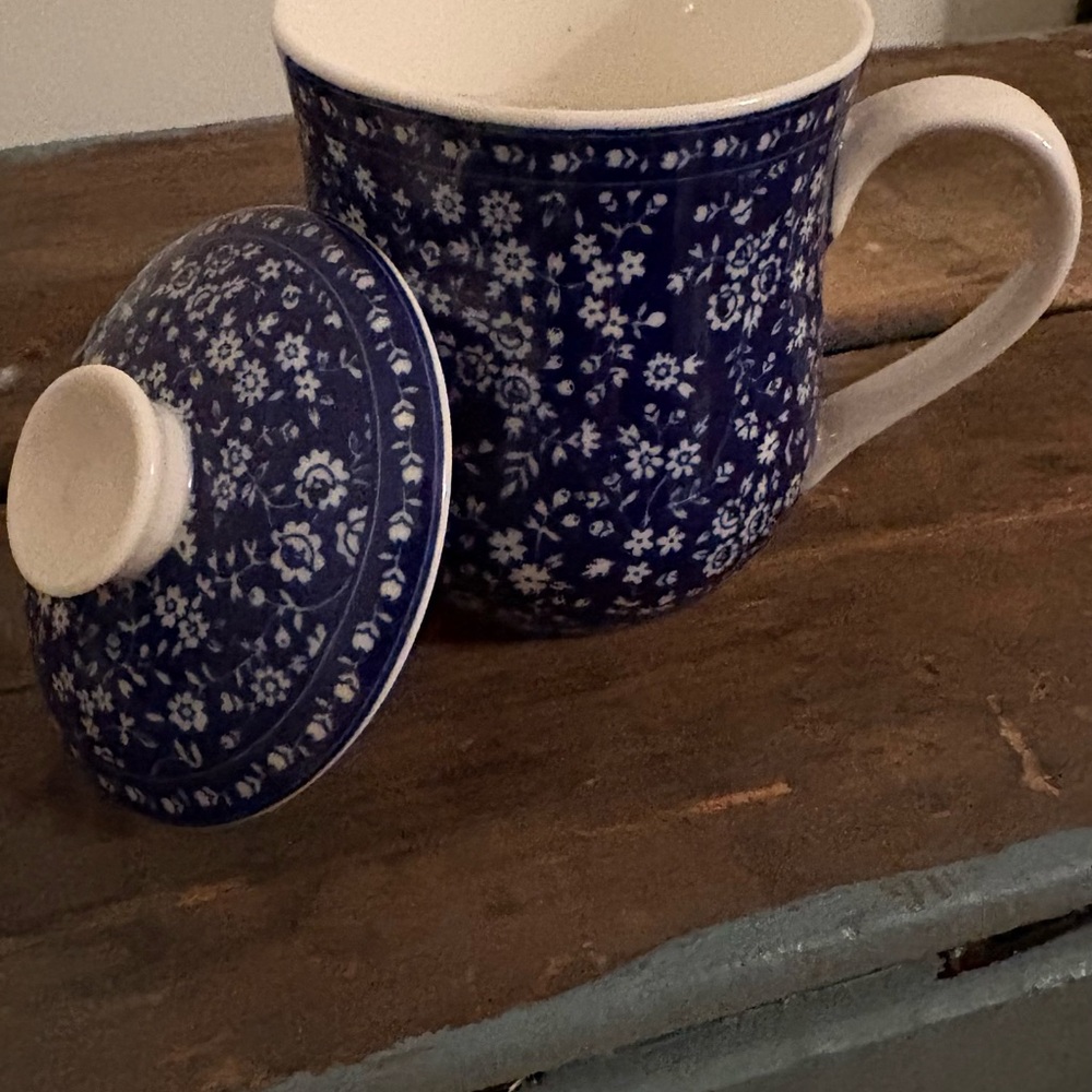 Elegant Blue and White Floral Mug with Lid